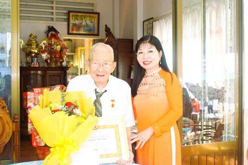 Phó Bí thư Tỉnh ủy Trần Thị Thanh Hương trao Huy hiệu 70 năm tuổi Đảng và chúc Tết nguyên lãnh đạo tỉnh