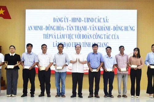 Phó Chủ tịch Thường trực UBND tỉnh An Giang Nguyễn Thanh Phong kiểm tra công tác bầu cử tại 5 xã