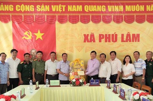 Giám đốc Sở Văn hóa và Thể thao tỉnh An Giang Nguyễn Khánh Hiệp chúc tết hai xã Phú An, Phú Lâm