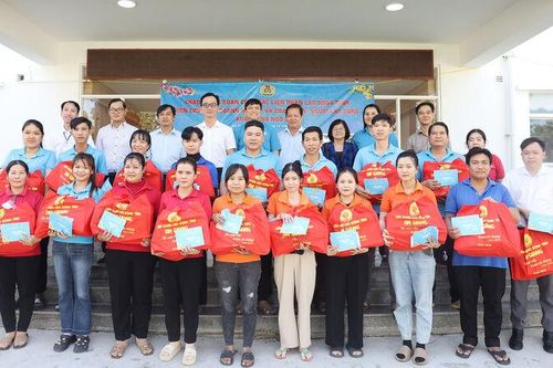 Liên đoàn Lao động tỉnh An Giang thăm doanh nghiệp và tặng quà 200 đoàn viên, người lao động