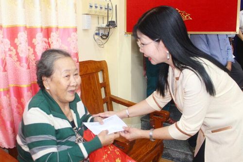 Phó Bí thư Tỉnh ủy An Giang Trần Thị Thanh Hương thăm, chúc Tết gia đình chính sách tại xã Thoại Sơn