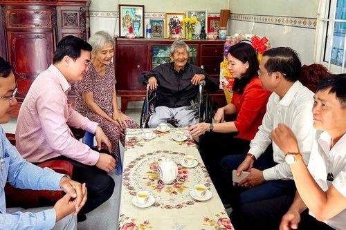 Cấp ủy, chính quyền xã Ô Lâm thăm Anh hùng Lực lượng vũ trang Nhân dân và nguyên lãnh đạo qua các thời kỳ