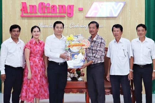 Nhiều đoàn đến thăm, chúc tết Báo và Phát thanh - Truyền hình An Giang