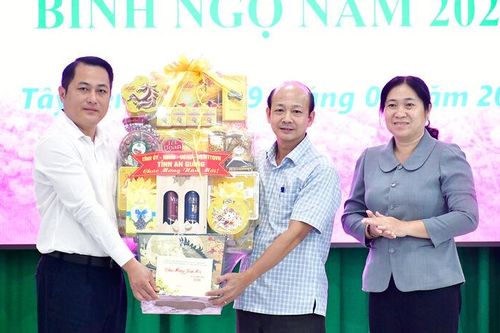 Bí thư Đảng ủy xã Kiên Lương Phan Đình Nhân chúc tết xã Tây Yên