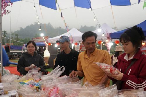 Phiên chợ Tết miền núi: Kích cầu tiêu dùng, bình ổn thị trường vùng cao