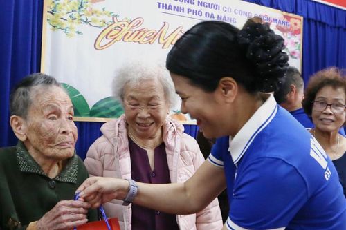 Vinamilk đồng hành chăm lo Tết cho người có công