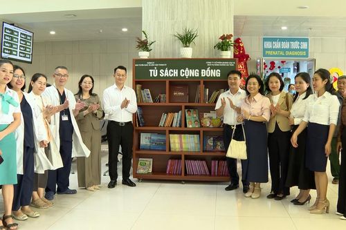 Trao tặng Tủ sách cộng đồng cho Bệnh viện Phụ sản - Nhi Đà Nẵng