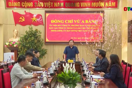 Đồng chí Vừ A Bằng, Trưởng ban Tuyên giáo và Dân vận Tỉnh ủy thăm, chúc tết tại xã Na Son
