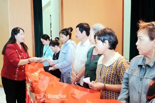 Trao quà cho 100 hộ khó khăn trên địa bàn phường Bình Phước