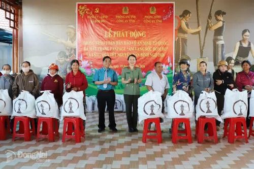 Nói chuyện chuyên đề văn hóa và trao quà cho đồng bào dân tộc thiểu số xã Bom Bo