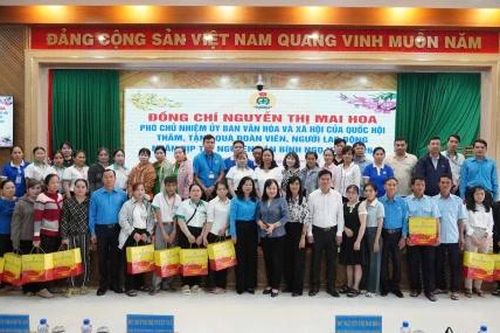 Đồng chí Nguyễn Thị Mai Hoa trao quà tết cho công nhân tỉnh Đồng Tháp
