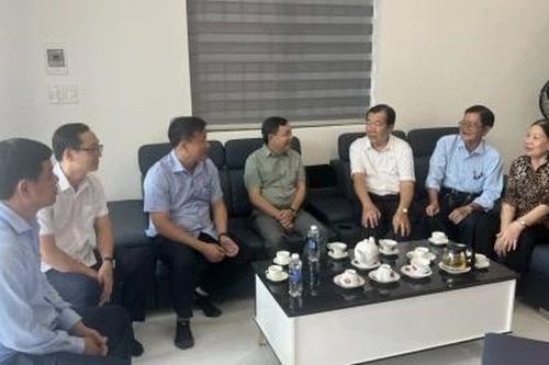 Đồng chí Phan Văn Thắng thăm, chúc tết gia đình ông Nguyễn Xuân Trường