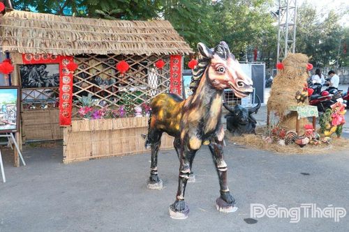 Rực rỡ sắc xuân từ những cụm tiểu cảnh tết