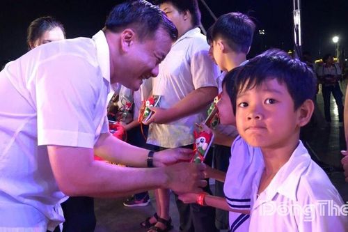 Phường Sa Đéc trao quà 'Cây mùa xuân' cho hơn 500 trẻ em có hoàn cảnh đặc biệt