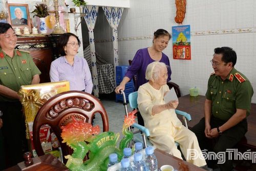 Giám đốc Công an tỉnh Đồng Tháp thăm, chúc tết nguyên lãnh đạo tỉnh, các gia đình chính sách