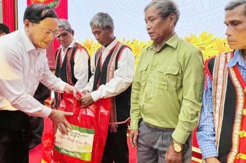 Già làng, người có uy tín góp sức giữ bình yên biên giới