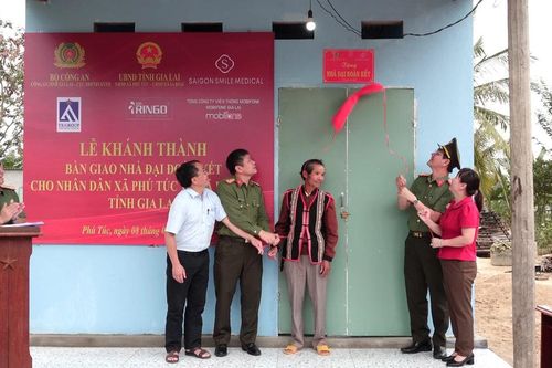 Công an tỉnh Gia Lai bàn giao 23 căn nhà tình nghĩa cho các hộ dân khó khăn