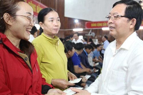 Phó Thủ tướng Hồ Quốc Dũng tặng quà Tết tại xã Tuy Phước và Tuy Phước Đông
