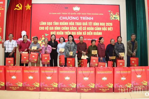 Phó Chủ tịch Thường trực Ủy ban MTTQ Việt Nam tỉnh Trần Thu Mai trao quà Tết cho người dân 2 xã Diên Khánh và Diên Lâm