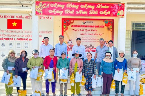 Phường Đô Vinh phối hợp trao 100 phần quà Tết cho các hộ có hoàn cảnh khó khăn