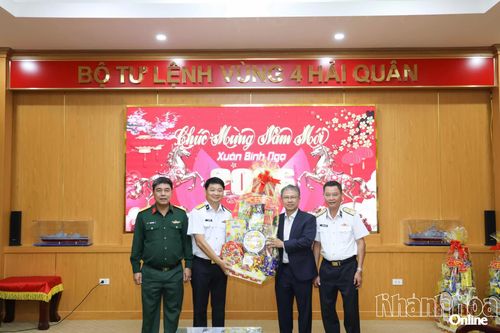 Phó Chủ tịch UBND tỉnh Khánh Hòa Trần Hòa Nam thăm, chúc Tết các đơn vị trực chiến tại Vùng 4 Hải quân