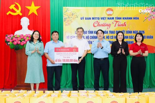 Bí thư Tỉnh ủy Nghiêm Xuân Thành tặng quà Tết cho các hộ cận nghèo trên địa bàn phường Bắc Nha Trang