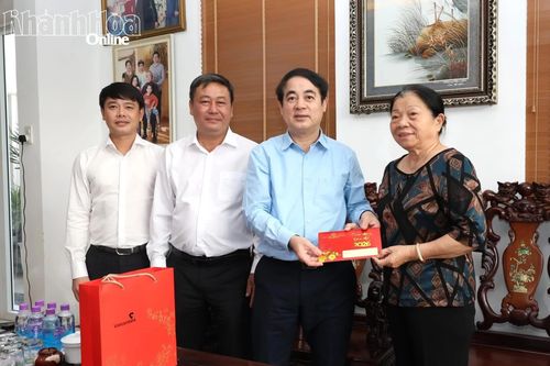 Bí thư Tỉnh ủy Nghiêm Xuân Thành thăm, chúc Tết gia đình các đồng chí nguyên Bí thư Tỉnh ủy đã từ trần