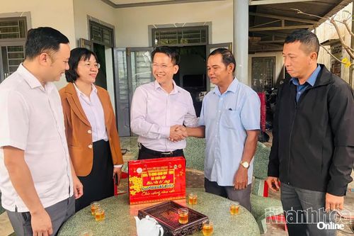 Xã Suối Dầu chúc Tết, tặng quà người có uy tín trong đồng bào dân tộc thiểu số