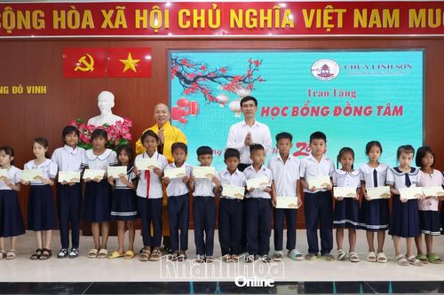 Phường Đô Vinh phối hợp trao 200 suất học bổng cho học sinh có hoàn cảnh khó khăn