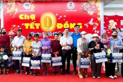 Bệnh viện Đa khoa khu vực Cam Ranh tổ chức phiên chợ Tết 0 đồng cho 120 bệnh nhân
