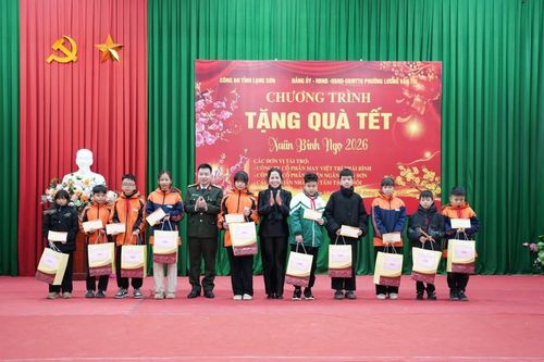Công an tỉnh phối hợp phường Lương Văn Tri tặng quà Tết