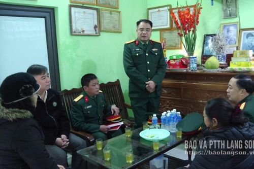 Thăm và chúc tết Mẹ Việt Nam anh hùng Nguyễn Thị Kim