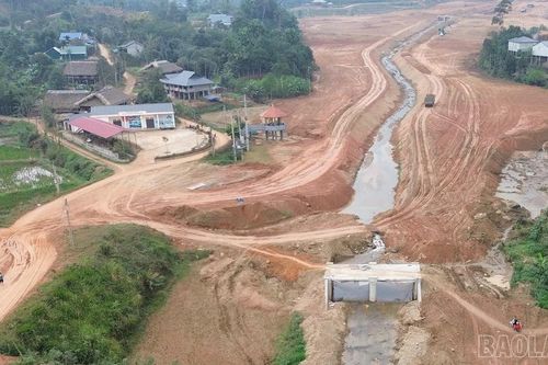 Đẩy nhanh tiến độ san tạo mặt bằng, khôi phục sản xuất tại Làng Nủ