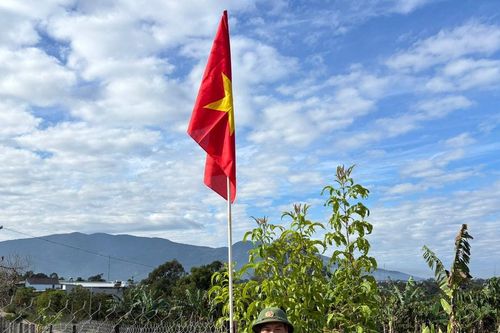 Làng tôi có những ngọn cờ