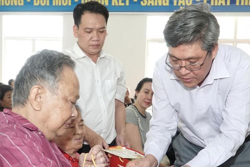 Phó Chủ tịch UBND tỉnh Nguyễn Minh tặng quà Tết cho người có công, hộ nghèo khu vực Đông Lâm Đồng