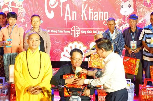 Ấm áp bữa cơm tất niên dành cho những hoàn cảnh khó khăn