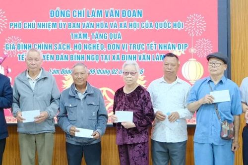 Đồng chí Lâm Văn Đoan trao quà Tết cho các hộ gia đình chính sách