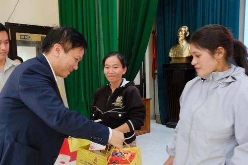 Đoàn công tác Quốc hội tặng quà Tết công nhân, người lao động khó khăn tỉnh Lâm Đồng