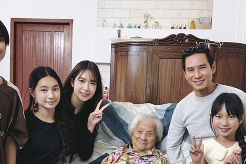 Lý Hải và Minh Hà đưa 4 con về quê thăm mẹ ruột gần 100 tuổi dịp cận Tết