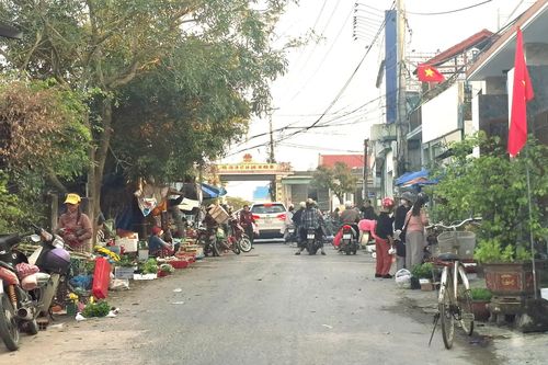 Chợ tự phát lấn chiếm vỉa hè, lòng đường