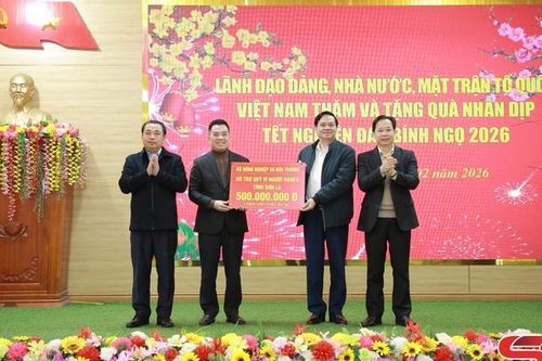 Bộ trưởng Bộ Nông nghiệp và Môi trường thăm, tặng quà tại tỉnh Sơn La