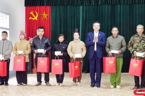 Đồng chí Phó Chủ tịch Hội đồng Dân tộc của Quốc hội thăm, tặng quà Tết tại phường Chiềng Cơi