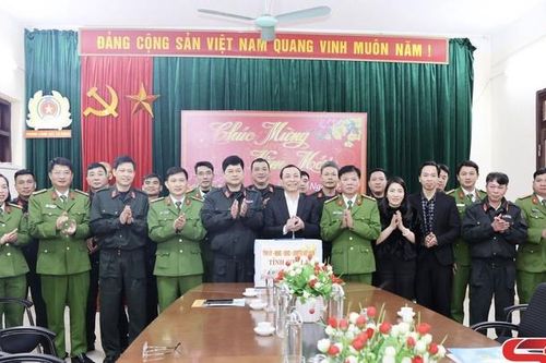 Đồng chí Trưởng Ban Tổ chức Tỉnh ủy kiểm tra, nắm tình hình, thăm và tặng quà Tết Nguyên đán tại các đơn vị thuộc Công an tỉnh