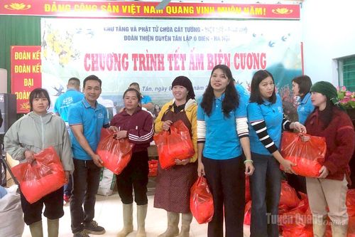Chương trình 'Tết ấm biên cương' cho hộ nghèo vùng biên