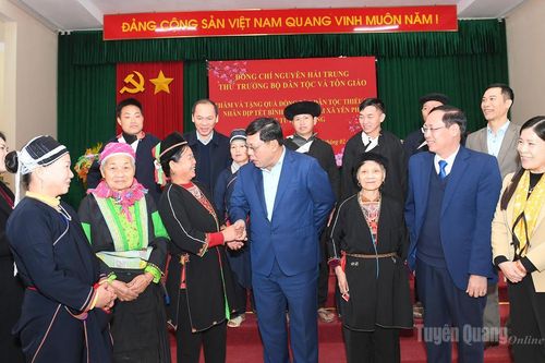Thứ trưởng Bộ Dân tộc và Tôn giáo Nguyễn Hải Trung thăm, tặng quà đồng bào dân tộc thiểu số tại xã Yên Phú
