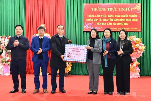 Phó Bí thư Thường trực Tỉnh ủy Lê Thị Kim Dung làm việc với xã Đông Thọ, chúc Tết và tặng quà các hộ nghèo
