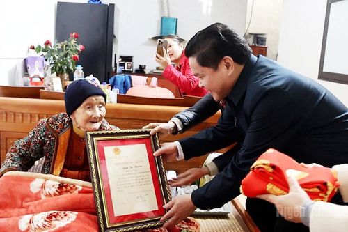 Đồng chí Vàng Seo Cón trao quà Tết cho các hộ nghèo trên địa bàn phường Hà Giang 2