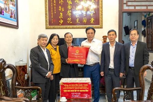 Chủ tịch UBND thành phố Nguyễn Khắc Toàn thăm, chúc Tết người có công, đối tượng bảo trợ xã hội