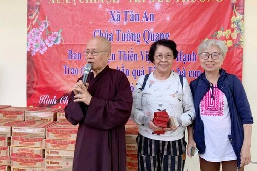 Ban Từ thiện thiền viện Vạn Hạnh trao quà Tết đến những gia đình khó khăn tại tỉnh Đồng Nai