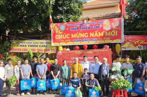 Xuân đoàn kết - Tết nghĩa tình tại chùa Thiền Giác chia sẻ với bà con nghèo tại địa phương